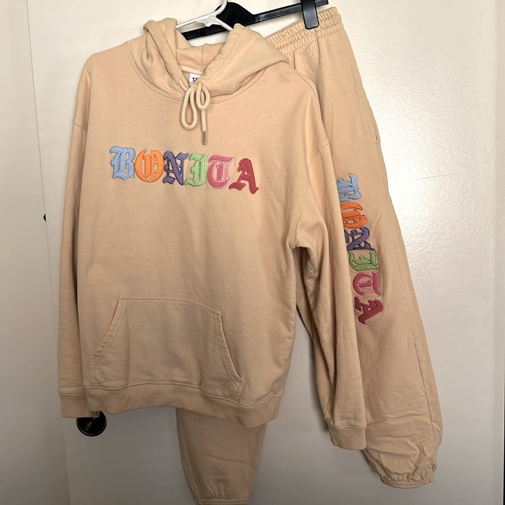 Viva la Bonita 
Sweatsuit
Hoodie size M
Sweats size L